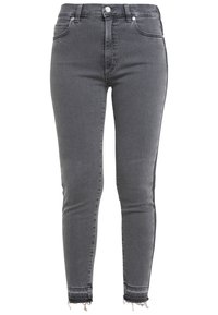 Jeans skinny grises de tejido de mezclilla, de talle alto con cierre de botón, que presentan un dobladillo deshilachado y un diseño ajustado.