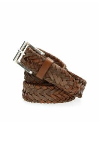 Cintura in pelle intrecciata marrone con fibbia in metallo argentato, caratterizzata da una finitura testurizzata e un'applique in pelle cucita vicino alla fibbia.