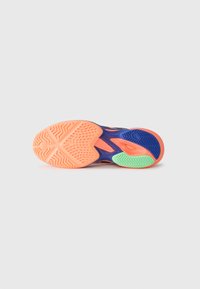 Semelle d'une chaussure de sport arborant un motif vibrant avec des sections orange, bleu et vert. Le caoutchouc texturé offre adhérence et stabilité.