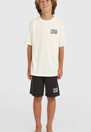 Kreemjas puuvillane t-särk musta graafilise taskulogoga, mida täiendavad mustad lühikesed püksid valge logomärgiga. Lihtne, igapäevane disain, mis sobib suveks.