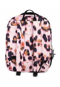 Vaaleanpunainen reppu, jossa on leopardikuvio mustilla, oransseilla ja ruskeilla läikkillä, säätömahdollisuudella varustetut hihnat ja yläkantokahva.