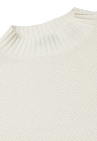 Suéter color blanco roto con un escote redondo acanalado. Tejido de punto texturizado, que presenta una superficie suave y una sutil variación en el color.