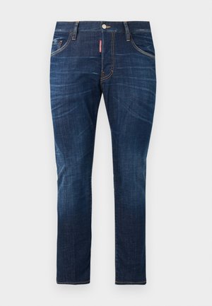 Jeans in denim blu scuro con una vestibilità slim, caratterizzati da un classico design a cinque tasche, cuciture gialle a contrasto e chiusura con bottone in metallo.