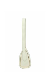 Bolso de mano de cuero blanco con una delgada correa para el hombro, forma triangular, textura suave y diseño minimalista, con una base plana.