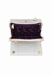 Portemonnee met een witte buitenkant, voorzien van gouden hardware. Binnenin bevindt zich een donkerpaars stof met roze bloemmotieven, meerdere kaartsleuven en een ritsvak.