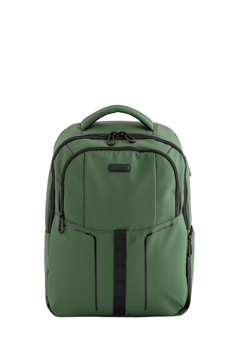 Mochila verde hecha de un tejido duradero; cuenta con cremalleras, dos bolsillos frontales y un asa superior; diseño elegante con acentos negros y estilo minimalista.