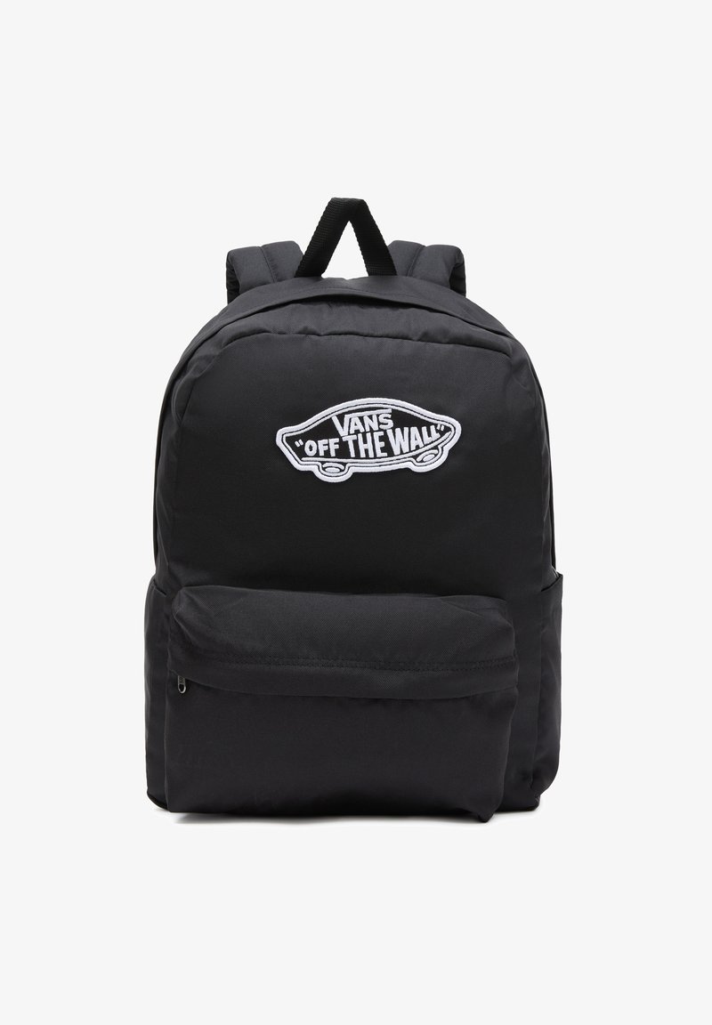 Mochila negra de tela con correas acolchadas, que cuenta con un bolsillo delantero con cremallera y el logo bordado en blanco "VANS 'OFF THE WALL'".