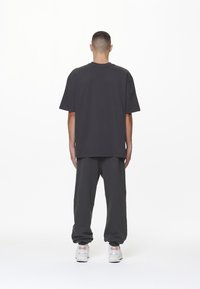 Pegador LOGO TEE - T-Shirt basic - washed volcano grey