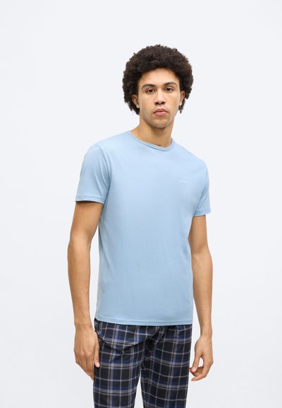 Tricou albastru deschis din bumbac, cu decolteu rotund și mâneci scurte, asortat cu pantaloni de pijama în carouri albastre și negre.