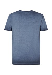 Triko s krátkým rukávem a kulatým výstřihem v texturované, vybledlé modré tkanině. Má rovný lem a minimalistické švy.