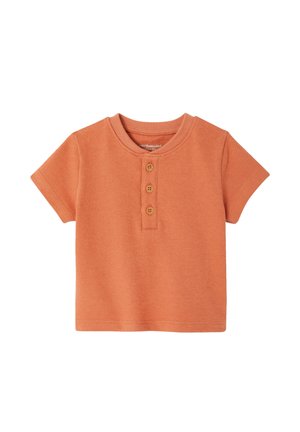 Kurzärmliges orangefarbenes Strickshirt für Kleinkinder mit rundem Halsausschnitt und drei vorderen Holzknöpfen auf der Blende.