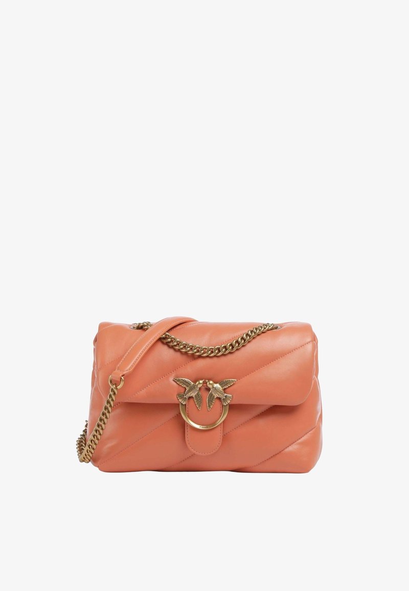 Borsa a mano in pelle pesca con design trapuntato, catena dorata e chiusura con hardware a motivo uccello. Chiusura a patta con bordi arrotondati.