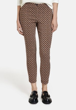 FREIZEIT MIT RAUTENMUSTER - Trousers - camel/ivory/schwarz
