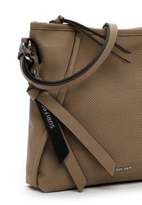 Taupes krāsas perforēta ādas rokassoma ar dubultiem rokturiem, sudrabota metāla detaļām un dekoratīvām melnā un dzeltenbrūnā ādas birkām.