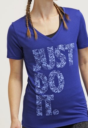 T-shirt bleu à col en V réalisé en tissu doux, avec un graphique texturé en bleu clair sur lequel est inscrit "FAIS-LE JUSTE." Manches courtes et design ajusté.