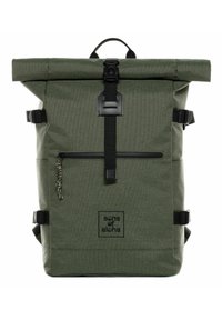 Zaino verde con chiusura a toppa e accessori neri, spallacci regolabili, tasca frontale con zip e etichetta con logo. Realizzato in tessuto resistente con una finitura testurizzata.