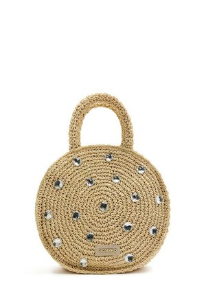 Sac rond en paille avec deux poignées, doté d'une texture tressée, décoré d'ornements en ton argent et d'une plaque de logo.