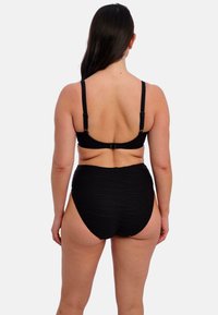 Černý dvoudílný plavky s texturovaným designem, nastavitelnými ramínky a vysokým pasem s řasením.