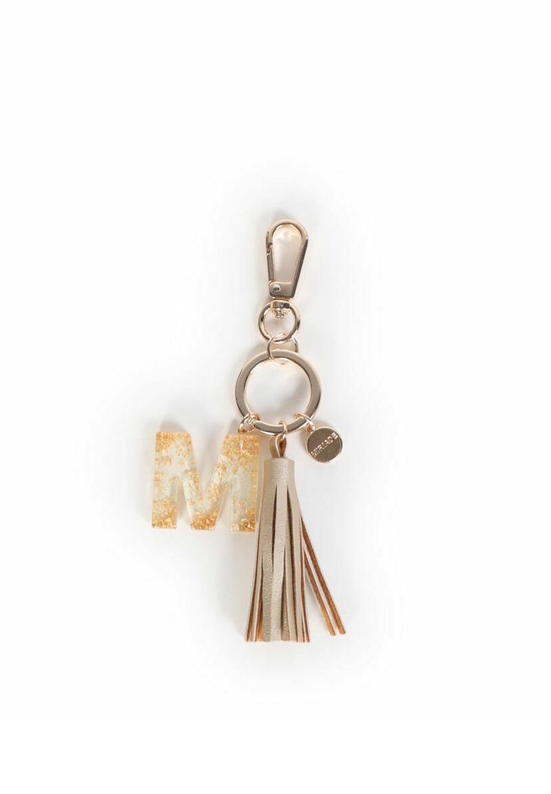 Portachiavi con monogramma che presenta una 'M' in glitter dorato, un ponpon in finta pelle color crema, un anello metallico e hardware per clip con finitura in oro chiaro.