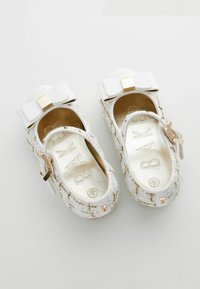 Weiße Woll-tweed Ballerinas mit einem glänzenden goldenen Innenfutter, einer großen weißen Schleife an der Spitze und goldenen Hardware-Details.