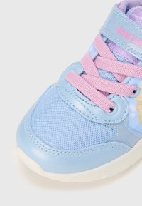 Hele sinine toss, mis on valmistatud võrgust ja nahast materjalist, varustatud roosade paelte ja peente mustritetailidega. Ümar ninaga valge tallaga.