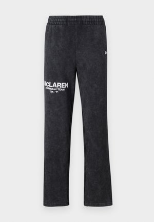 Fekete, puha anyagból készült sportnadrág, rugalmas derékpánttal, a lábon fehér nyomtatott logóval: "McLAREN FORMULA 1 TEAM".