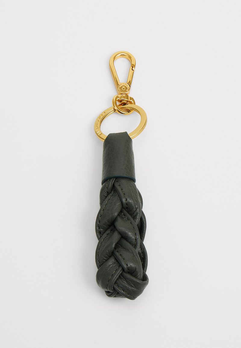 Geflochtenes, dunkelgrünes Leder-Schlüsselanhänger mit einem goldenen Metallclip und Ring, der eine glatte Oberfläche und ordentliche Nähte aufweist.