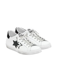 Sneaker bianche con dettaglio a stella nera e accentuazione nera sul tallone, con lacci grigi, tomaia in pelle liscia e suola in gomma con lieve usura.