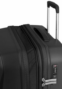 Zwarte harde koffer met dubbele ritssluiting, een combinatieslot en een uitschuifbare aluminium handgreep voor gemakkelijke transport.