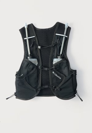 Chaleco de hidratación Columbia negro con respaldo de malla, dos bolsillos delanteros para botellas de agua y correas ajustables en el pecho.