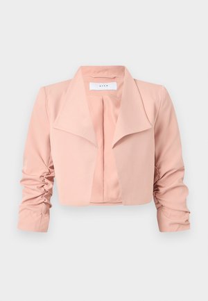 Φωτεινό ροζ κοντό μπουφάν με φαρδιές πέτες και μακριά μανίκια με ρυτίδωση, ανοιχτό μπροστά, από λείο ύφασμα, απλωμένο επίπεδα σε λευκό φόντο.