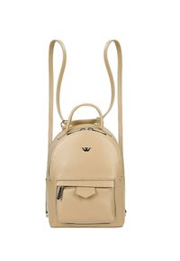 Zaino in pelle beige con forma arrotondata, maniglia superiore singola, spallacci regolabili, zip in metallo e una tasca frontale.