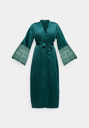 Teal satin kimono med långa ärmar och intrikata spetsdetaljer vid ärmsluten. Knyts i midjan för en säker passform.