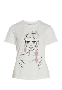 Weißes T-Shirt mit einer schwarz umrandeten Skizze einer Frau mit grünen Augen, die rosa rautenförmige Ohrringe trägt, und einem weichen, lässigen Schnitt.