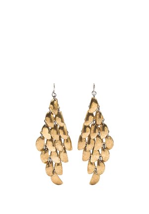 Zwieszające się kolczyki w złotym odcieniu z nachodzącymi na siebie spłaszczonymi owalnymi metalowymi elementami połączonymi w kaskadowy wzór.