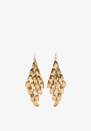 Zwieszające się kolczyki w złotym odcieniu z nachodzącymi na siebie spłaszczonymi owalnymi metalowymi elementami połączonymi w kaskadowy wzór.