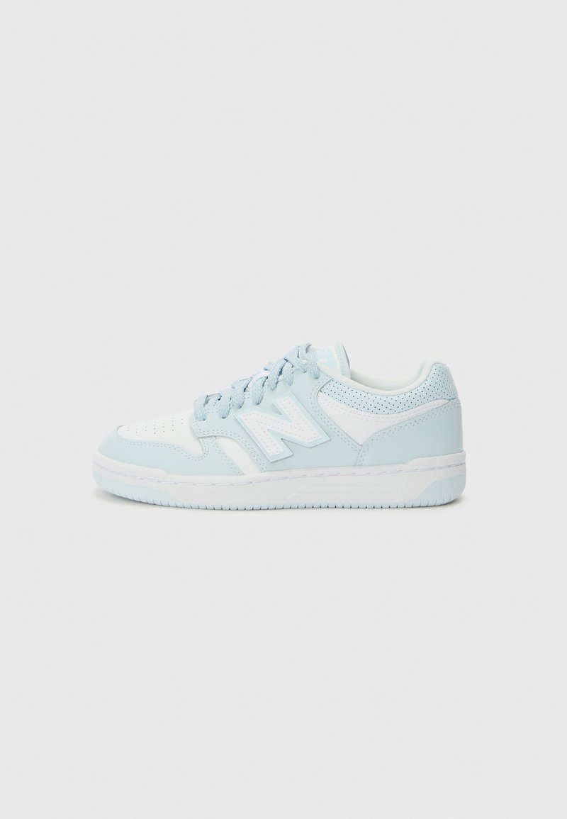 Baskets de sport bleu clair avec une texture perforée, accents blancs, bout arrondi et semelle rembourrée. Présente un branding bien visible sur le côté.
