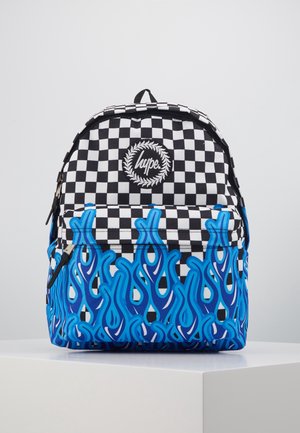 Rygsæk med sort- og hvidternede mønster og blå flammedesign i bunden, med en cirkulær "hype."-logo patch.