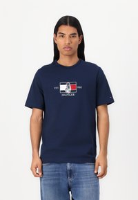 Tommy Hilfiger FLAG SAILING TEE - Print T-shirt - night sky