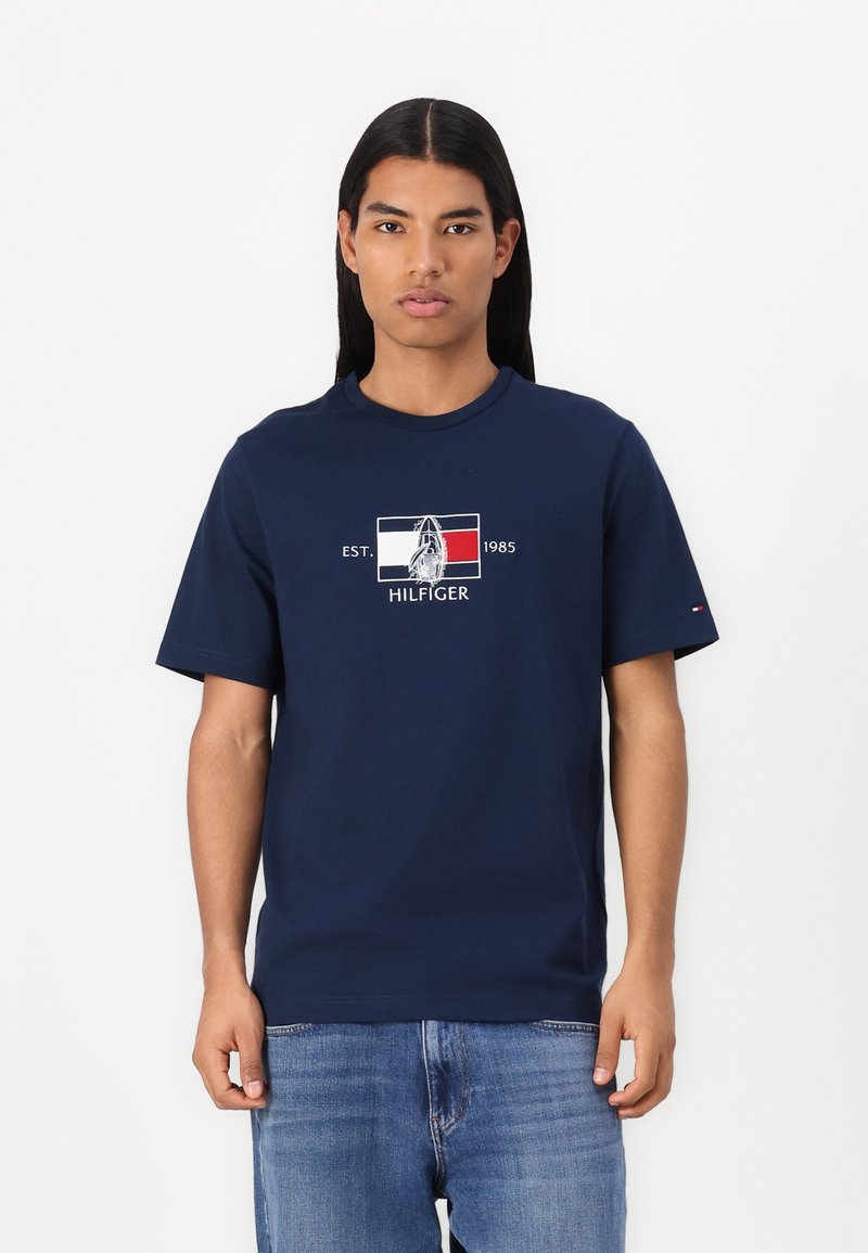Tommy Hilfiger FLAG SAILING TEE - Print T-shirt - night sky