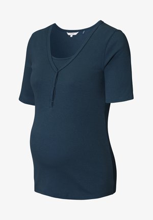 Marineblauw geribd zwangerschaps-T-shirt met korte mouwen, V-hals en subtiele rits aan de voorkant, ontworpen voor comfort en gebruiksgemak tijdens de zwangerschap.