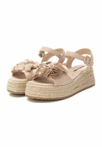 Sandalias de plataforma beige con adornos de flores de tela, parte superior suave tipo ante y detalles de yute trenzado en la suela de cuña. Cierre de hebilla.