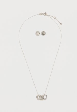 Collier en argent avec deux anneaux entrelacés, l'un orné de petites pierres, accompagné de boucles d'oreilles rondes à tige avec une surface texturée.