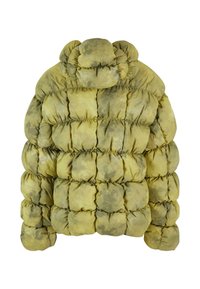 Puffjakke i marmorgrønt-gult stof, der har et quiltet design med runde, bløde sektioner og en samlede hætte øverst.