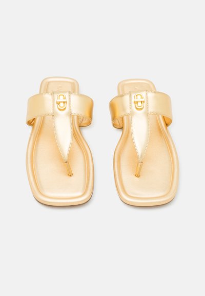 Sandale flip-flop metalice aurii cu o curea lată care prezintă un accent cu logo, formă pătrată a vârfului și textură plată a tălpii.