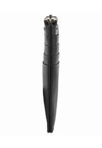 Schwarze Lederbörse mit einem eleganten, vertikalen Design, einer strukturierten Oberfläche und einem Metallverschluss oben. Keine sichtbaren Logos.