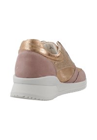 Zapatilla con una base de ante rosa y acentos metálicos dorados, que presenta una suela blanca y un diseño elegante. Superficies texturizadas y detalles de costuras visibles.