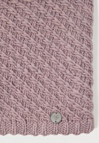 Gehaakt sjaal in zacht lichtpaars garen met een textuurpatroon en een ronde metalen logo-label genaaid op één rand.