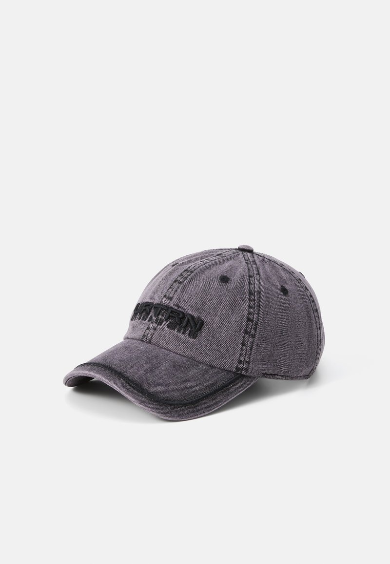 Căciulă de baseball din denim gri închis, cu text brodat pe față, visieră curbată și design din șase panouri cu accente cusute.