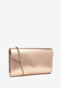 Metallisk rose gold clutch pung med en kædestrop, der har et kuvert design, glat tekstur og en diskret logoaccent på forsiden.